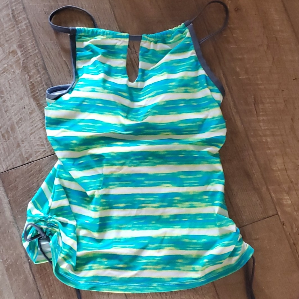 Women's Tankini Top  NWOT Size Medium🐰